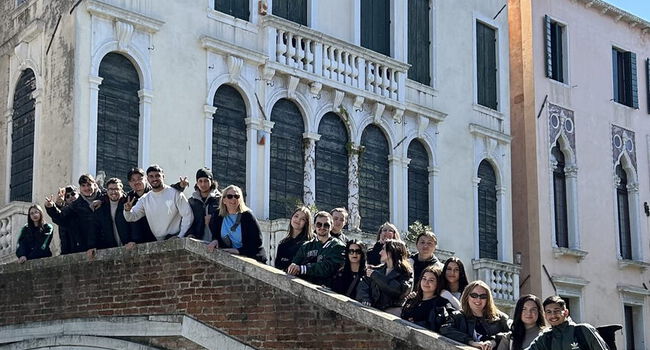 Gruppenfoto der 10. Klasse auf einer Brücke in Venedig